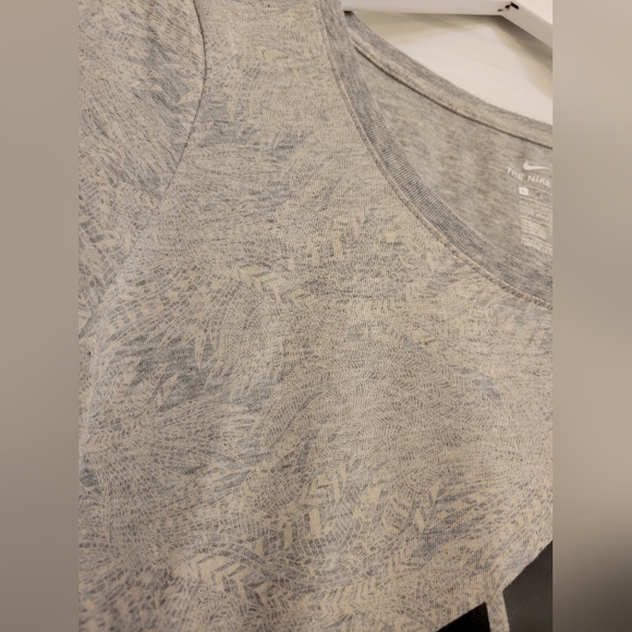 Grey Nike tshirt with cute pattern size Large - Picture 4 of 4